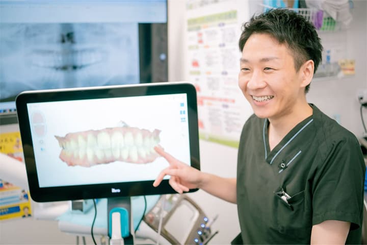 院長がタブレット(iTero)で歯並びの状態を説明している様子